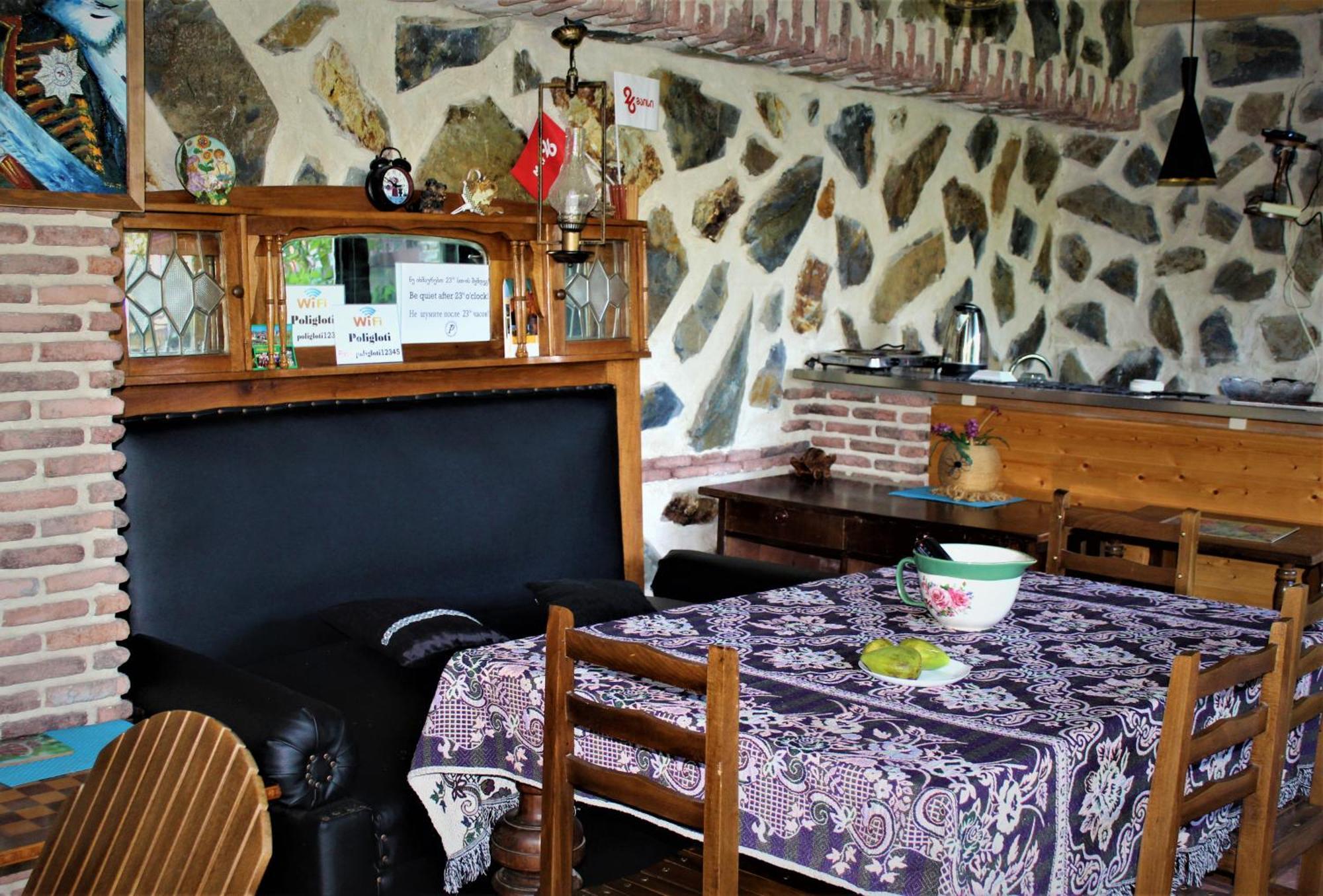 Guest House Poligloti Telavi Kültér fotó