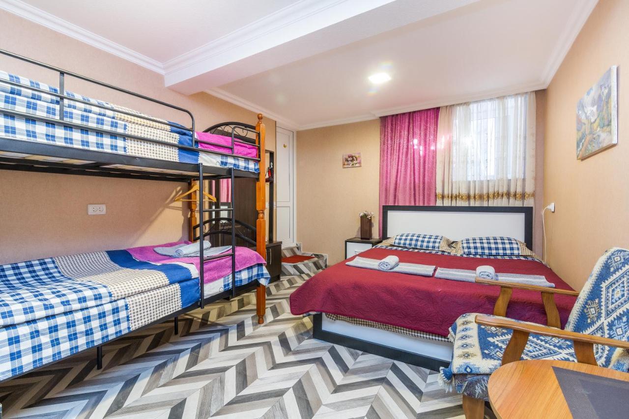 Guest House Poligloti Telavi Kültér fotó